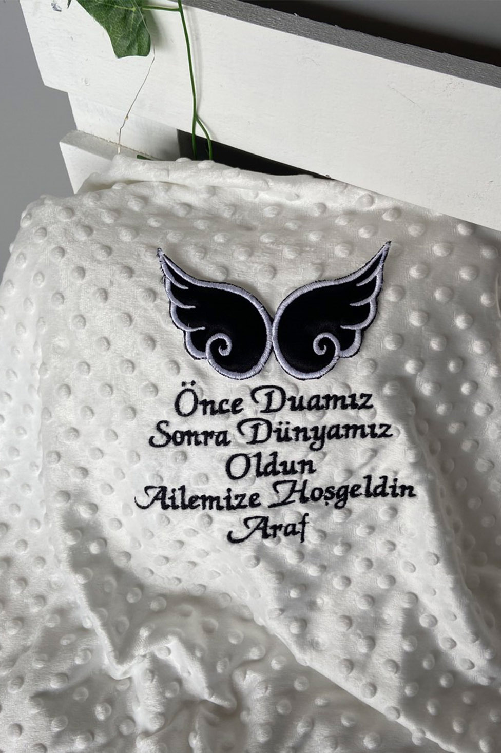 Kanatlı Desenli ve Özel Yazılı Nakışlı Bebek Battaniyesi