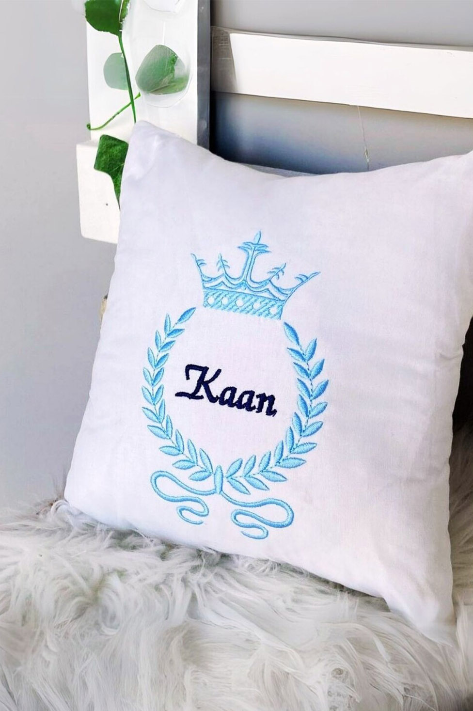 Beş Taçlı Motifli Özel Tasarım Bebek Yastığı