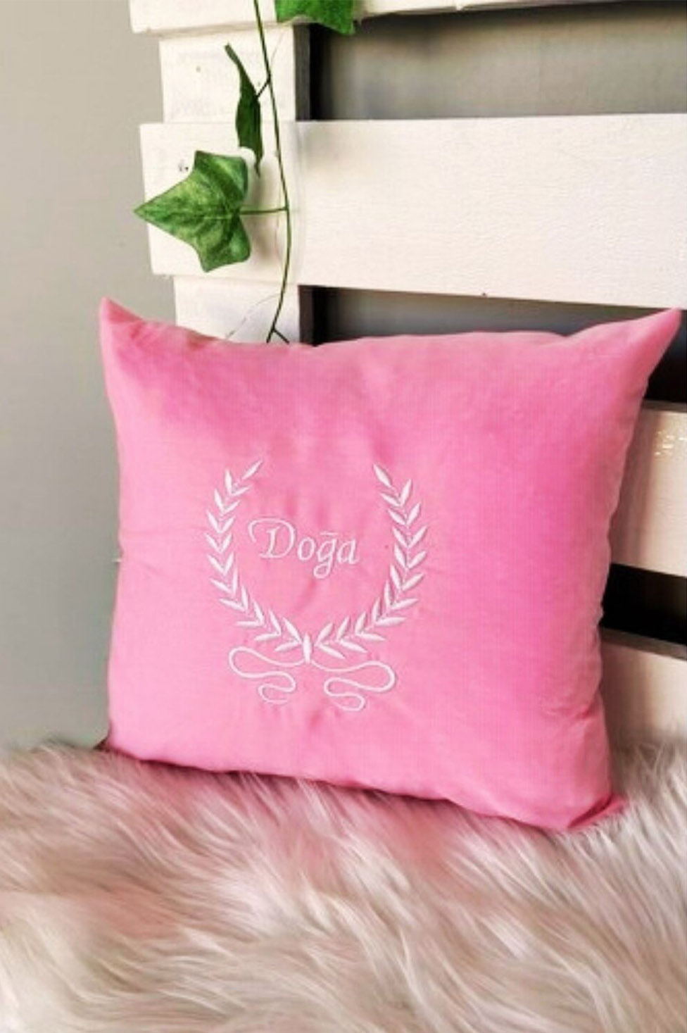 Çelenk Motifli Pembe Bebek Yastığı
